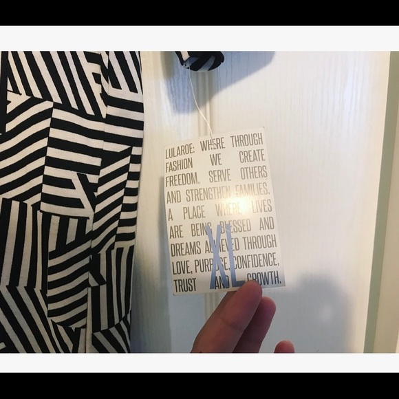 NWT LulaRoe Gigi Shirt - Picture 2 of 7